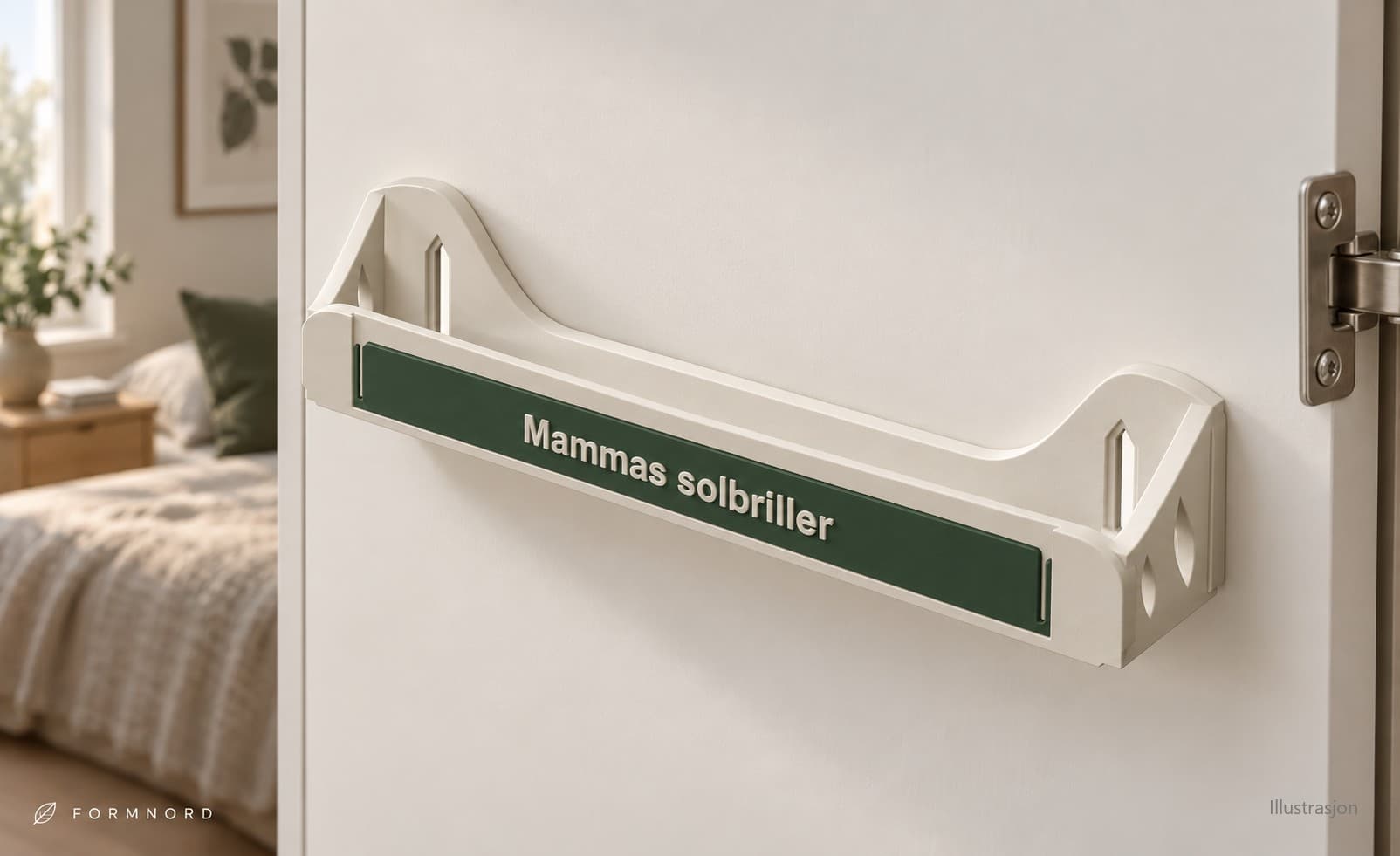 Hvit solbrilleholder med grønt tekstskilt «Mammas solbriller» på innsiden av en skapdør