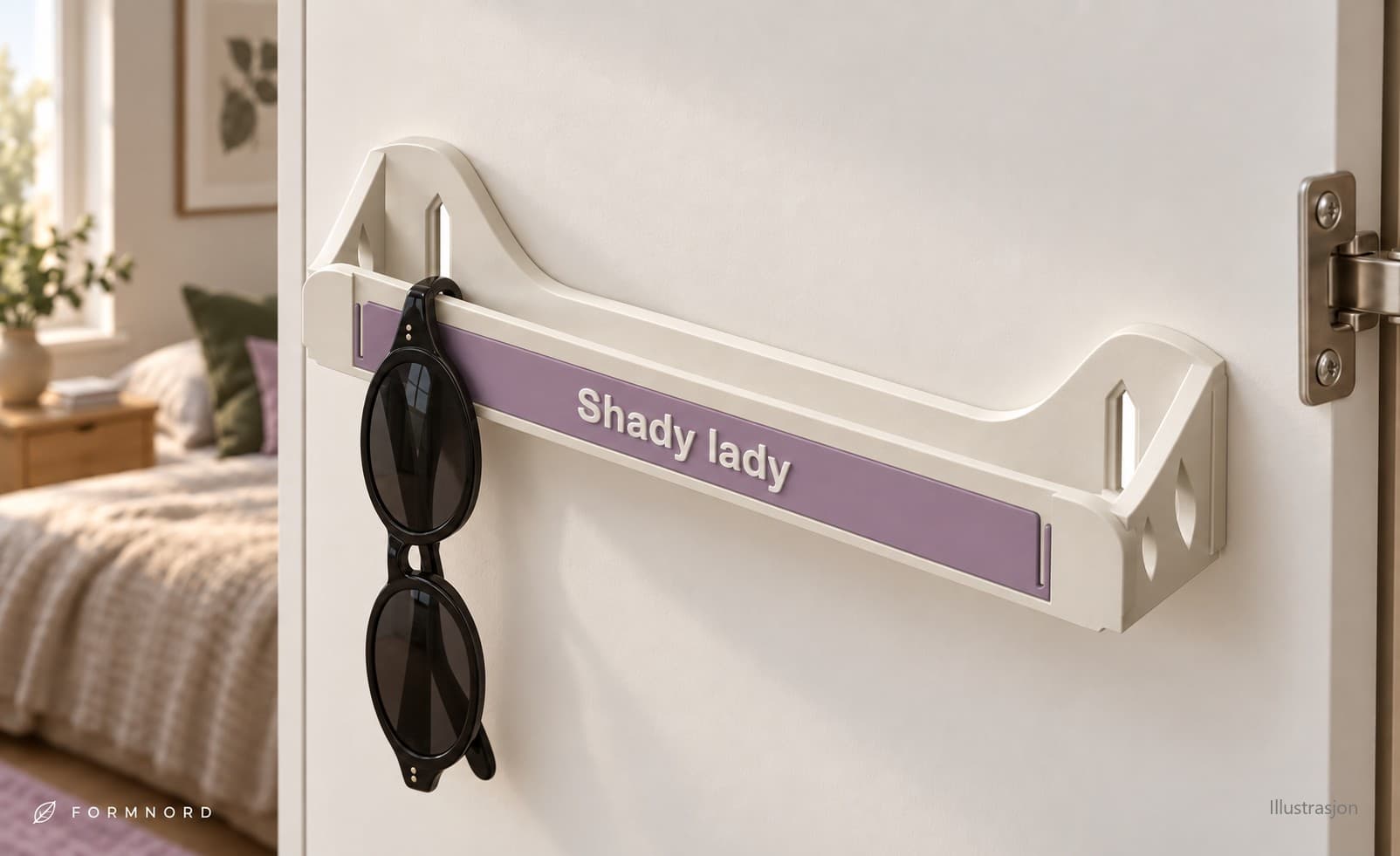 Solbrilleholder med lilla skilt «Shady lady» og et par solbriller hengende over frontlisten